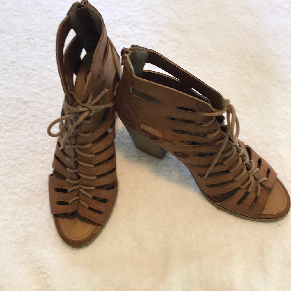 Cutout lace up stacked heel boots 👢